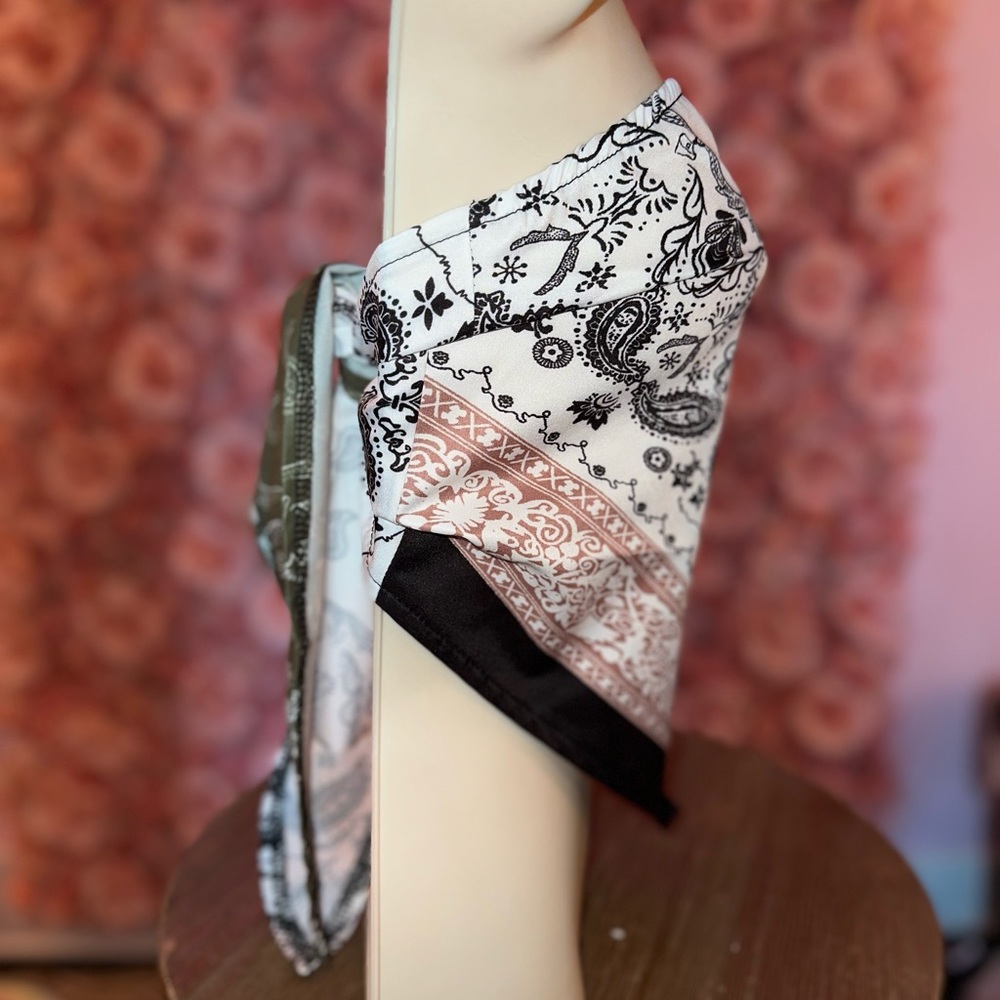 SHEIN (Medium) 🥳 5/$15 🥳 Paisley Print Crop Top with Tied Back - Picture 3 of 4
